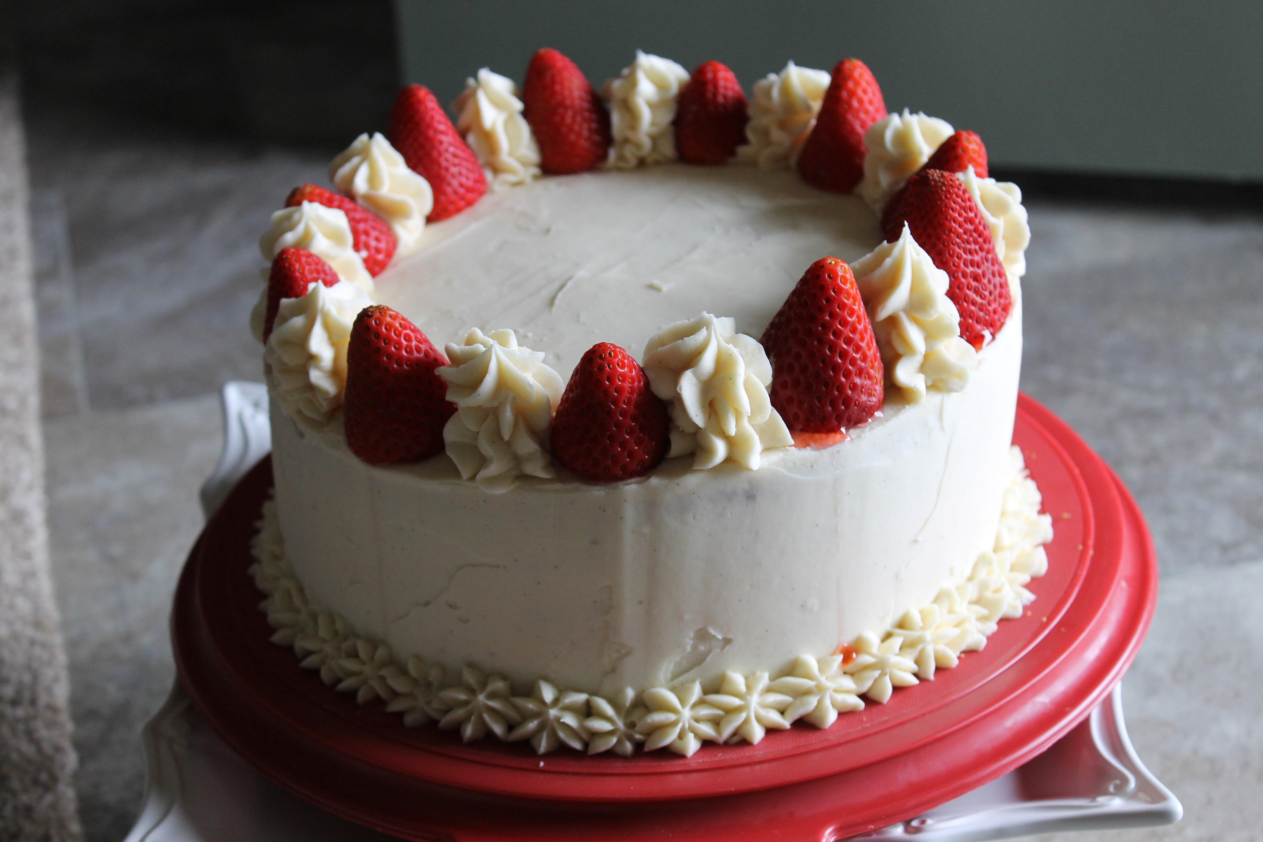 Торт кондитерский. Ванильный торт день рождения. Cake decoration Strawberry Cake. Торт минутка как украсить. Торт кондитерская 1